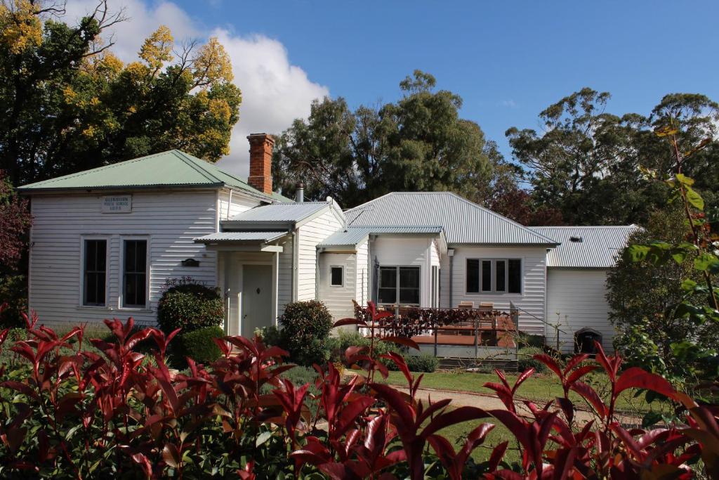 uma casa branca com um telhado verde em Glenburn House em OʼConnell