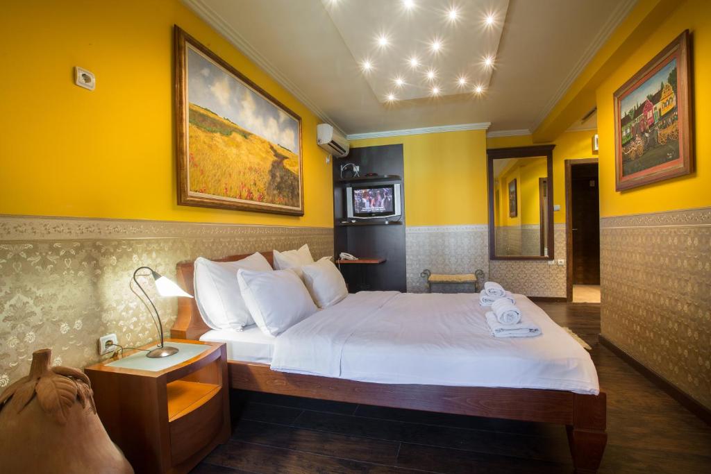 Postel nebo postele na pokoji v ubytování Garni Hotel Garson-Lux NS
