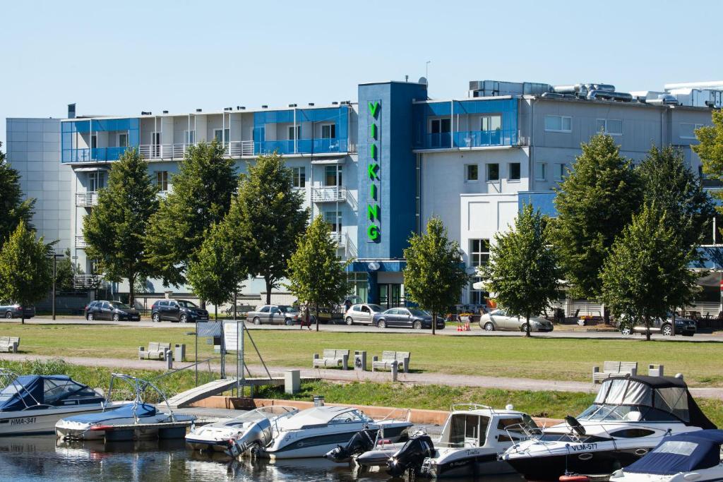 un grupo de barcos están atracados en un puerto deportivo en Viiking Spa Hotel en Pärnu