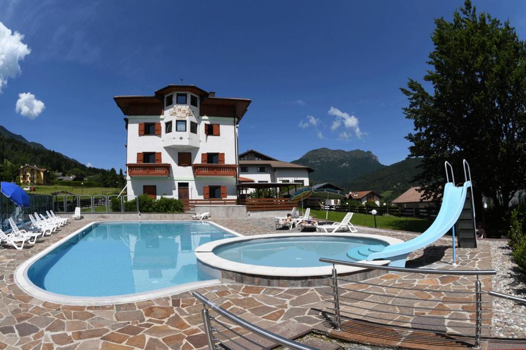 Bazén v ubytování Hotel Alpenrose Wellness nebo v jeho okolí