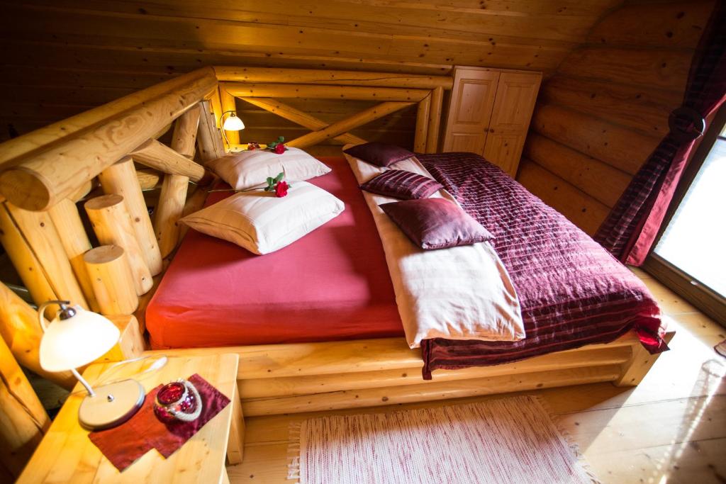 Postel nebo postele na pokoji v ubytování Korošec Apartments and Wellness Centre