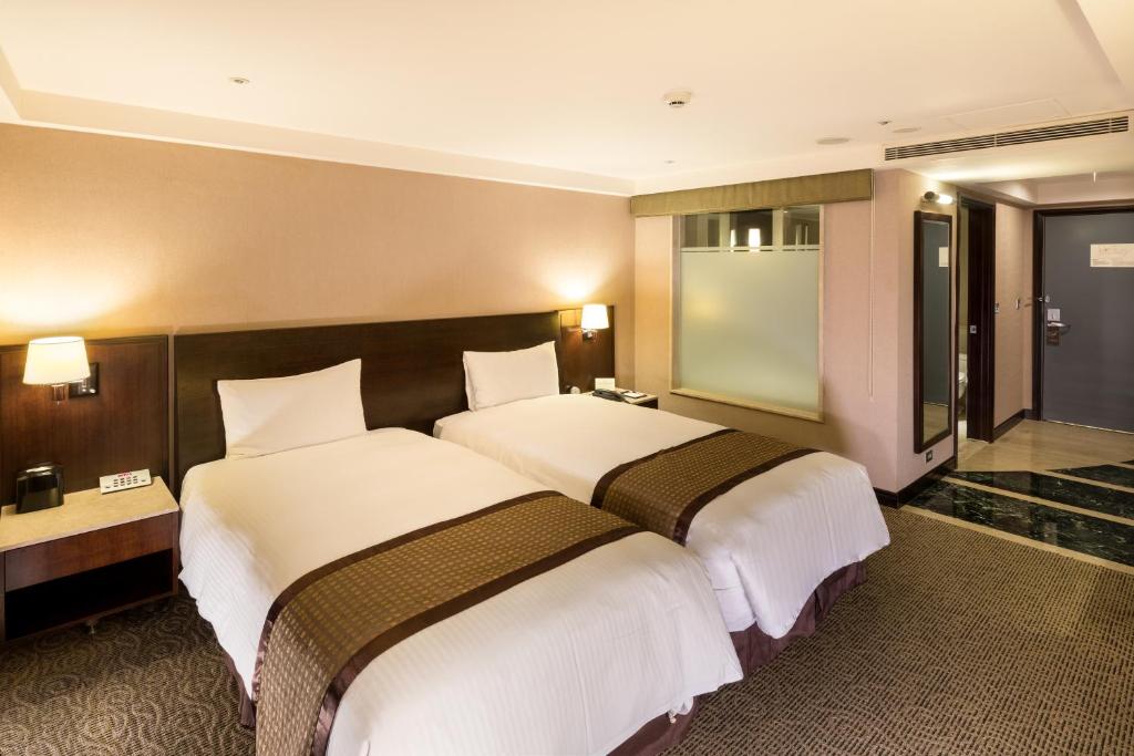 Postel nebo postele na pokoji v ubytování Grand Forward Hotel