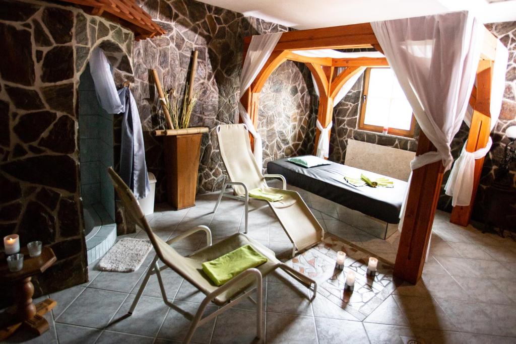 Postel nebo postele na pokoji v ubytování Korošec Apartments and Wellness Centre