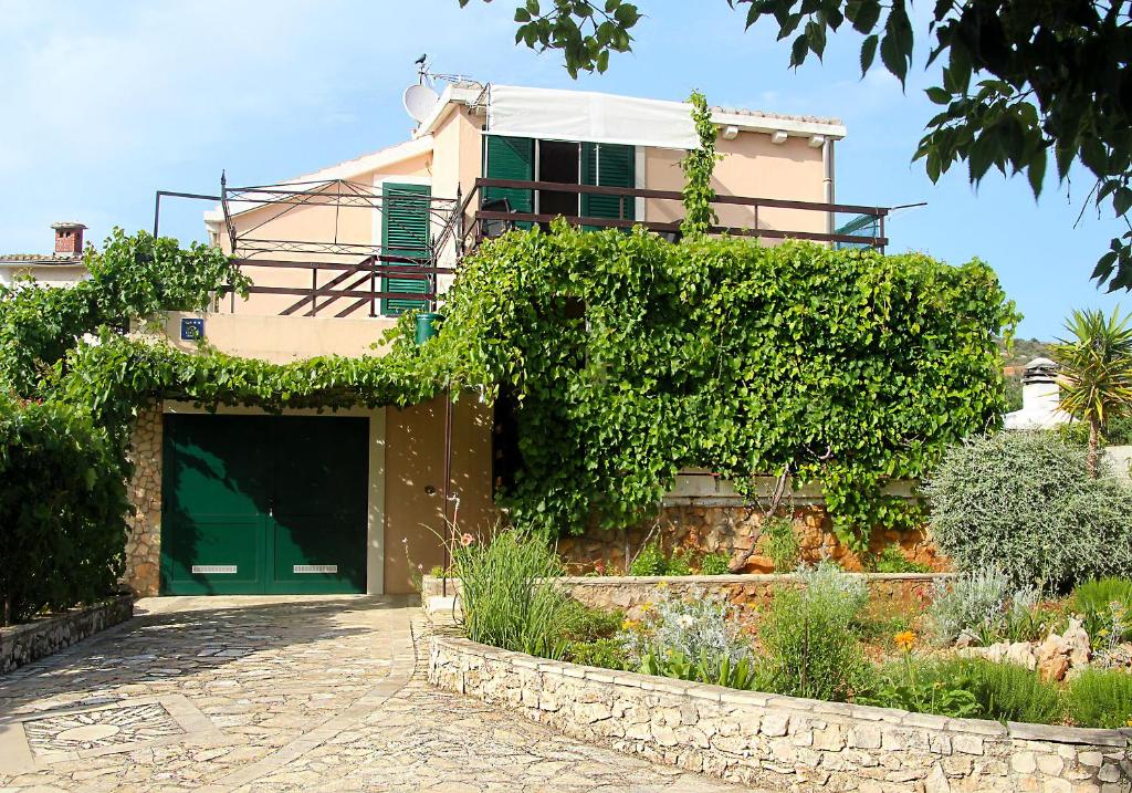 una casa con un garaje delante en Villa Perla, en Rogoznica