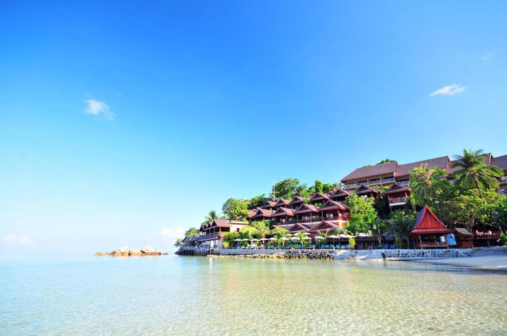 un complejo en la orilla de una playa con agua en Haad Yao Bayview Resort & Spa - SHA plus Certified, en Haad Yao