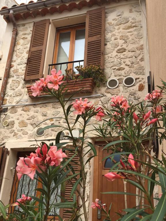 a building with flowers in front of a window at Vieille Ville 2 - La Petite Maison à Safranier, 2 bedrooms, max 4 adults and 2 kids in Antibes
