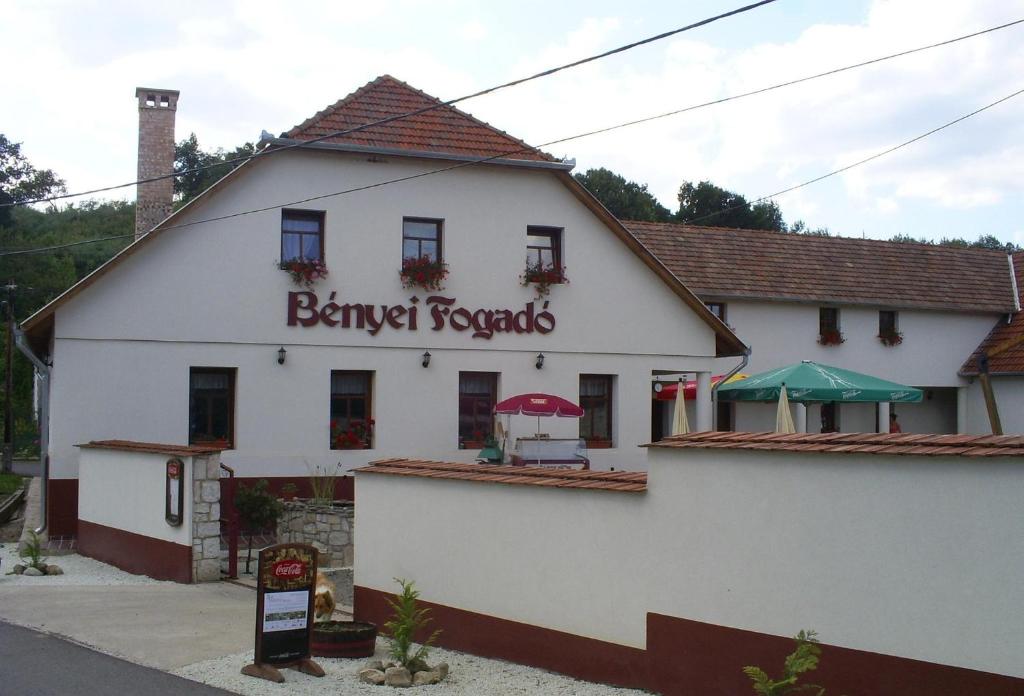 a white building with a sign that reads banquet people at Bényei Fogadó Panzió és Étterem in Erdőbénye