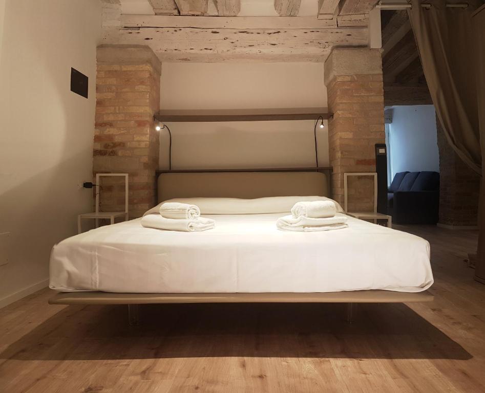 A bed or beds in a room at CORTE SCONTA Mini-Loft