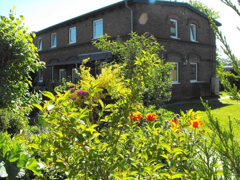 a brick house with flowers in front of it at Altes Kreidehaus in Dwasieden