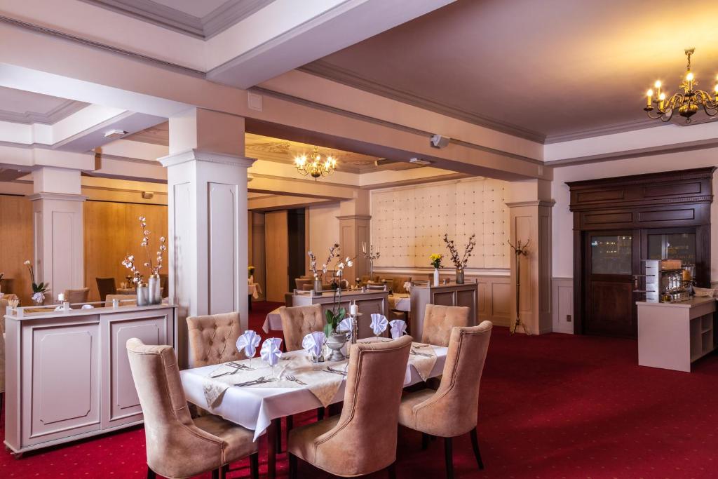 Reštaurácia alebo iné gastronomické zariadenie v ubytovaní Hotel Cristal Park