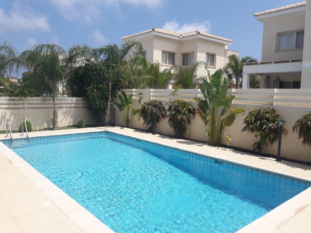 - une piscine en face d'une maison dans l'établissement Anthorina Villa 6, à Protaras
