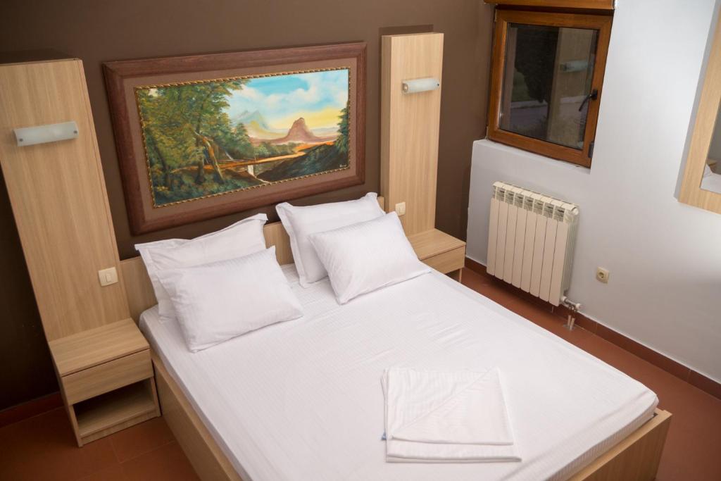 A bed or beds in a room at Hotel Perjanik