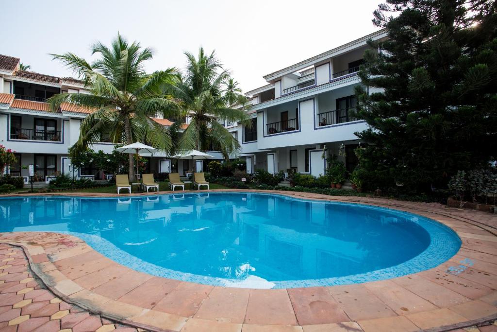 a swimming pool in front of a hotel at Resort Lagoa Azul in Arpora