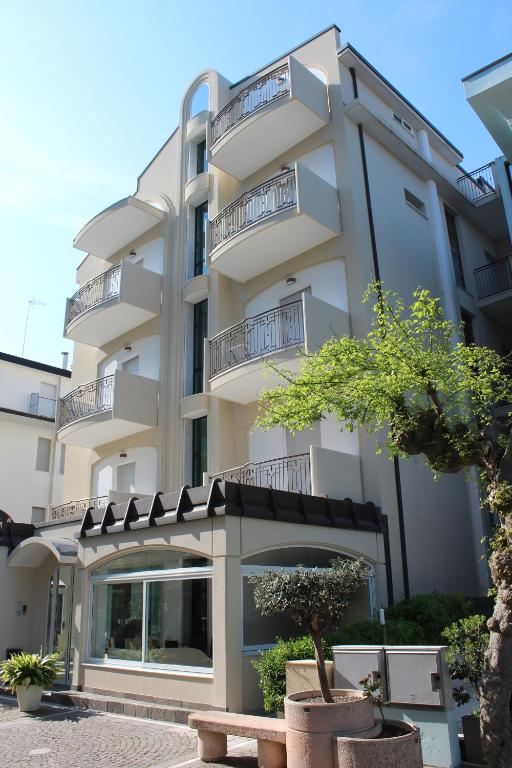 un gran edificio blanco con balcones. en Hotel Ivana, en Misano Adriatico