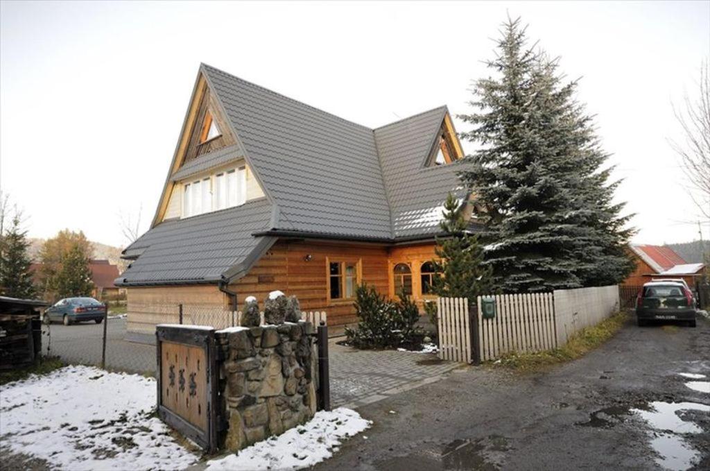 ザコパネにあるCountry Home in heart of Tatra mountainsの大木造の家