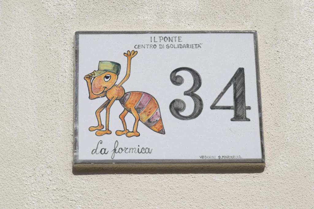 een teken op een muur met een foto van een bij bij La Formica in Civitavecchia