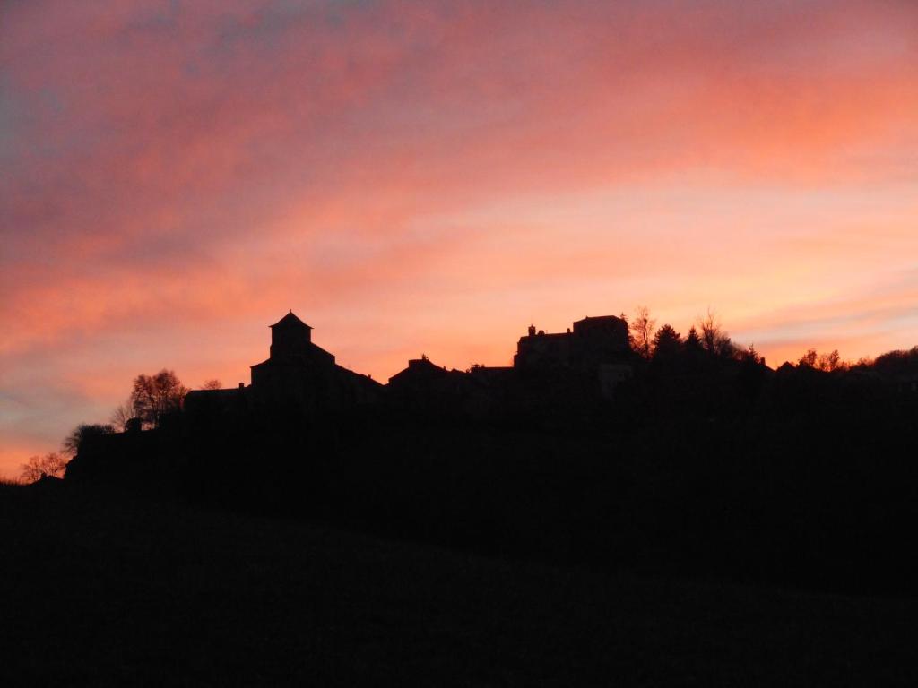 Východ nebo západ slunce při pohledu z bed and breakfast nebo okolí