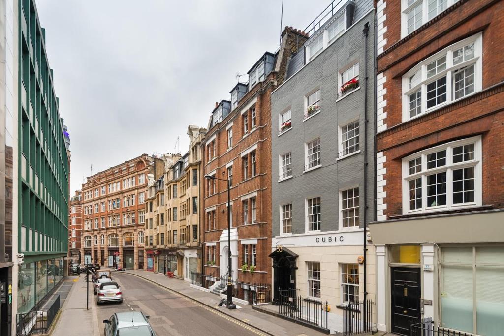 a city street with buildings and cars on the street at Central London Apartment - Great Location in London