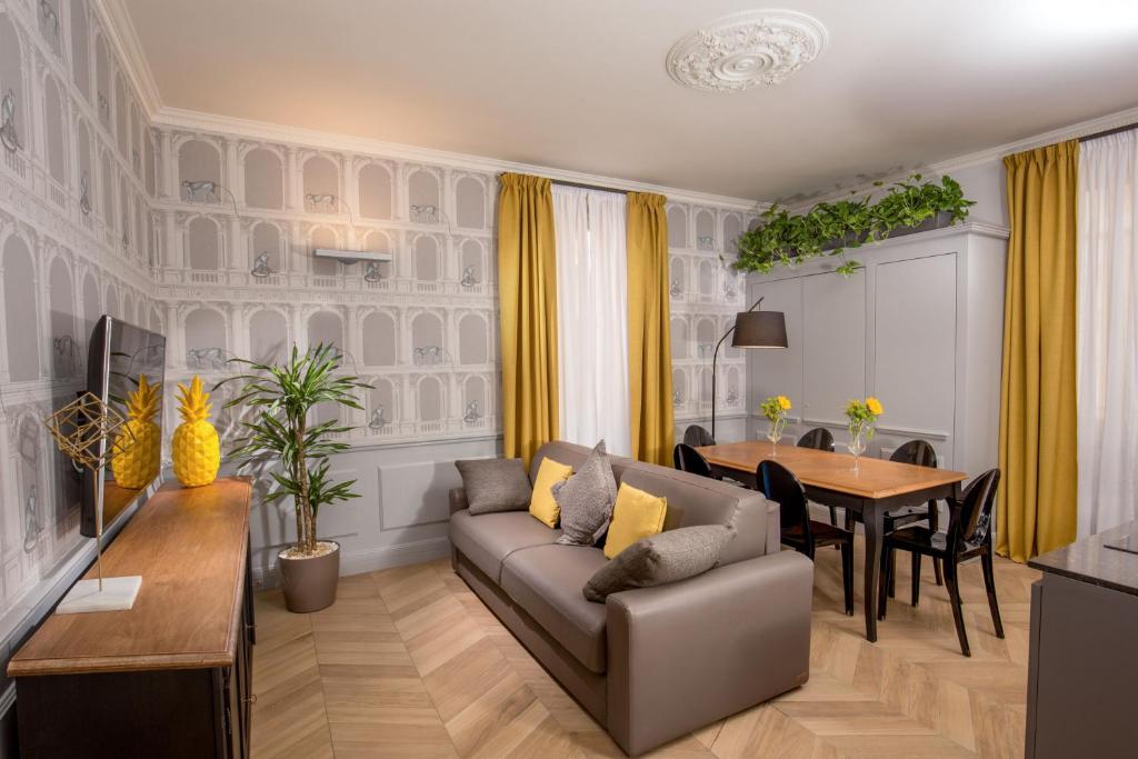 un soggiorno con un divano e un tavolo di Borgo Pio Charme a Roma