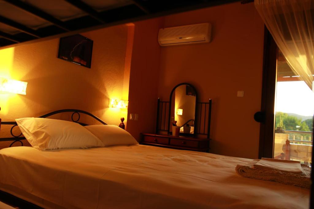 سرير أو أسرّة في غرفة في Katina's House