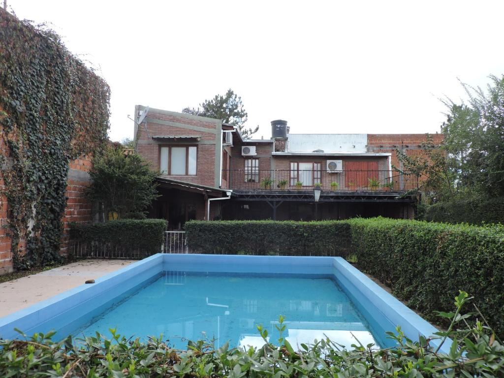 una piscina en el patio de una casa en Cerros de Salta en Salta