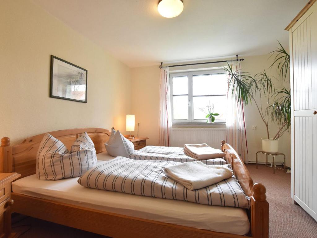 - une chambre avec 2 lits et une fenêtre dans l'établissement Idyllic Apartment in Stellshagen on Baltic Sea Coast, à Stellshagen