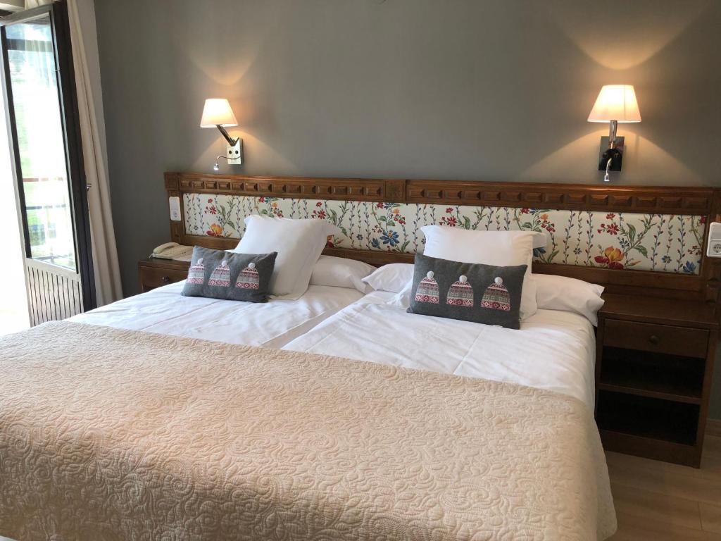 Postel nebo postele na pokoji v ubytování Hotel Edelweiss Candanchú
