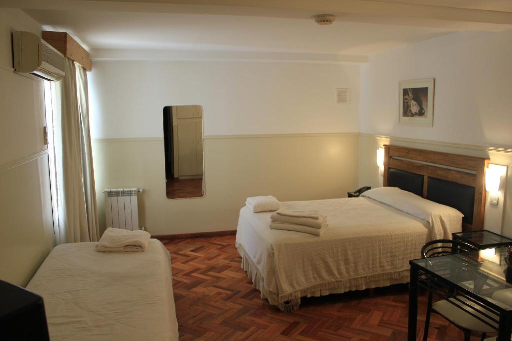 Una cama o camas en una habitación de San Martin Hotel y Spa