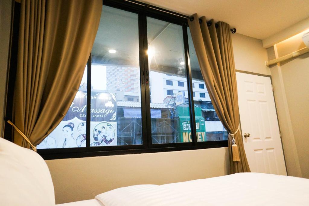 Lux Rooms Night Bazaar - Resim 25