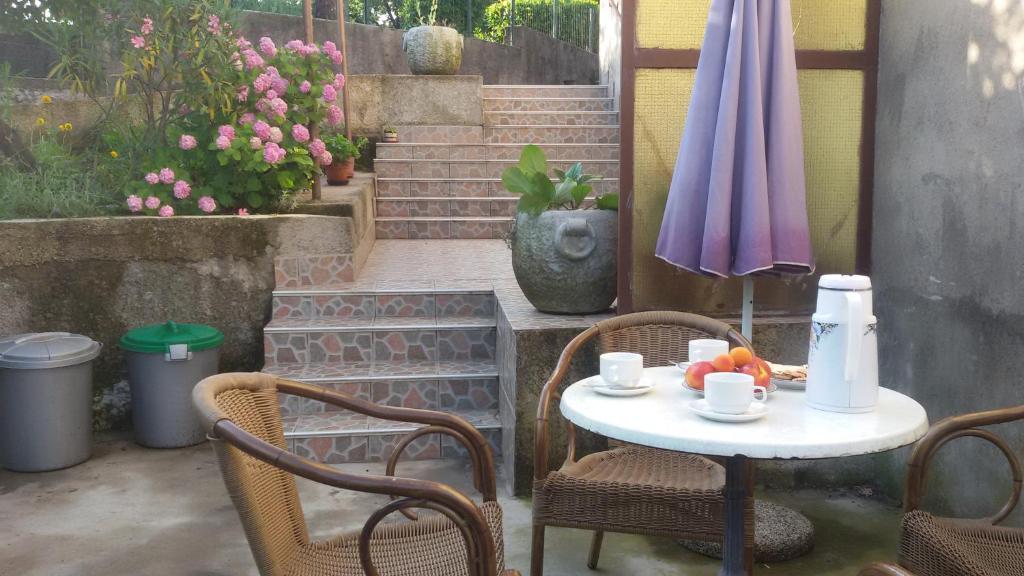 une table avec deux chaises et une table avec des tasses à café dans l'établissement Apartman Milada Vrvilo, à Matulji