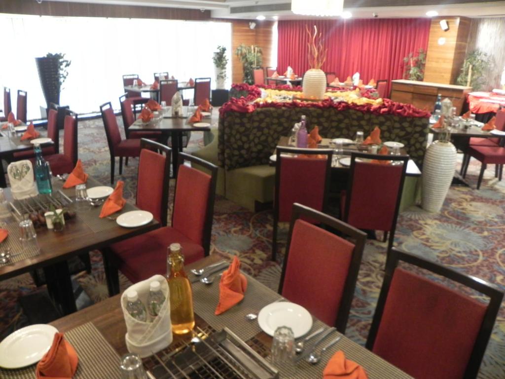 Restaurace v ubytování Ramada Ahmedabad