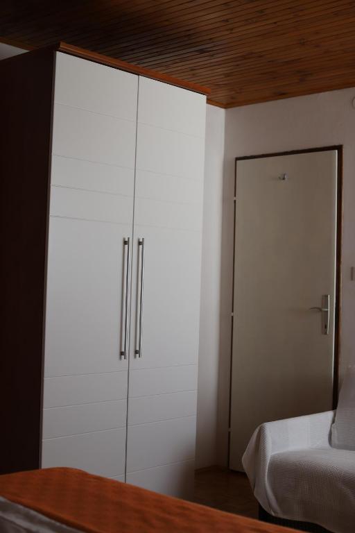 Łóżko lub łóżka w pokoju w obiekcie Apartments Biskup