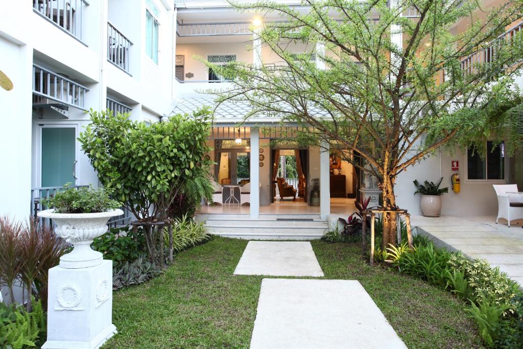 a view of the front yard of a building at Villa Amphawa in Amphawa