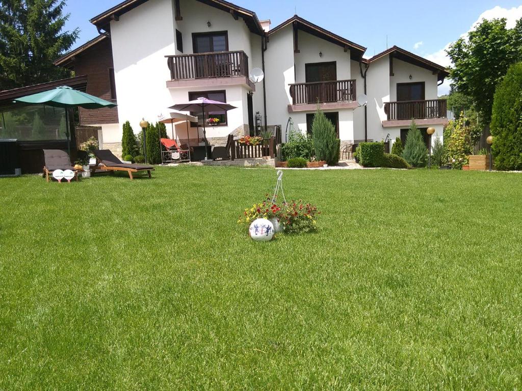 uma bola de futebol no quintal de uma casa em Villa Atika em Gorna Malina