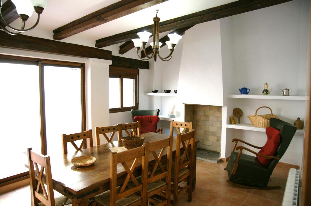 ein Esszimmer mit einem Holztisch und Stühlen in der Unterkunft Casa rural El Majuelo in Portera