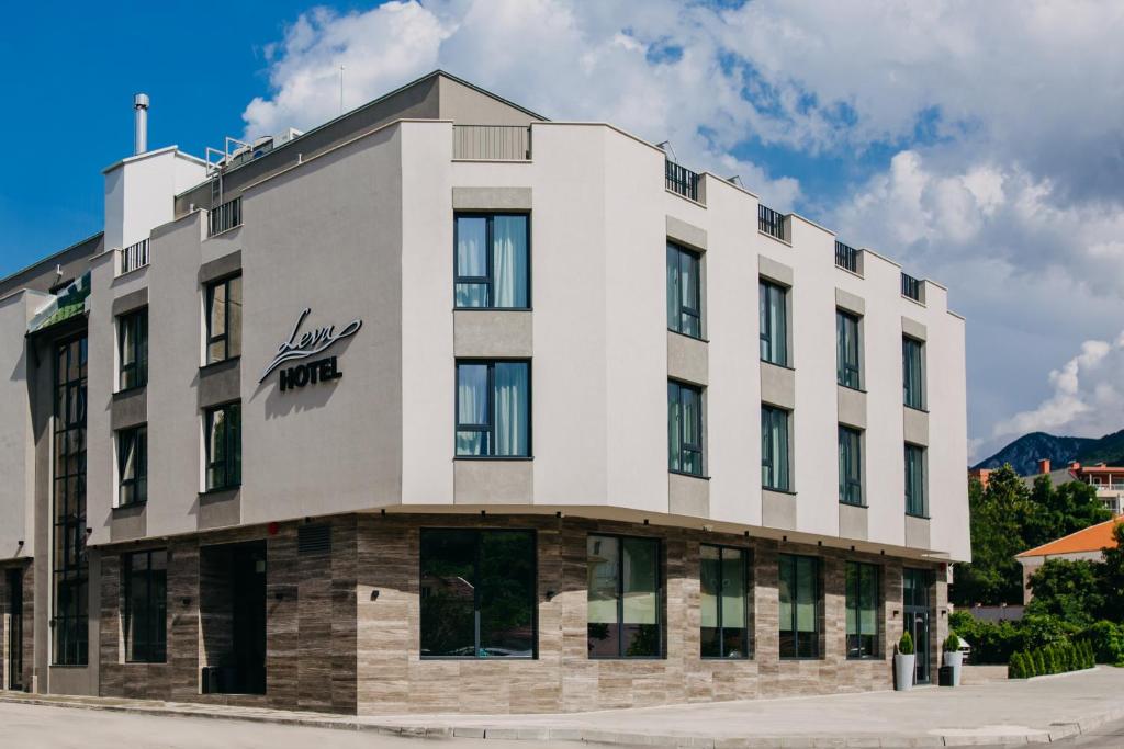 un bâtiment blanc avec un panneau nike dans l'établissement Hotel Leva - Vratsa, à Vratsa