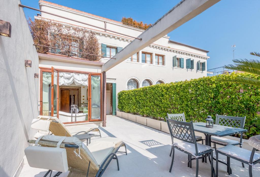 un patio al aire libre con mesa y sillas en Hotel Ai Cavalieri di Venezia, en Venecia
