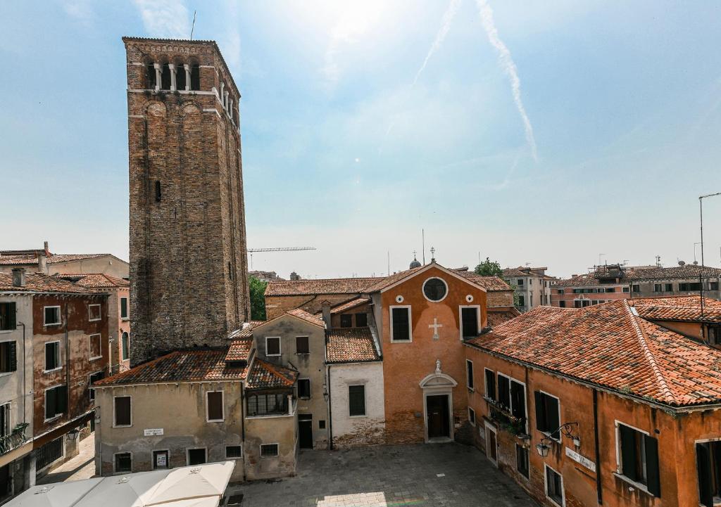 een uitzicht op een stad met een klokkentoren bij Venice Glass apartment in Venetië