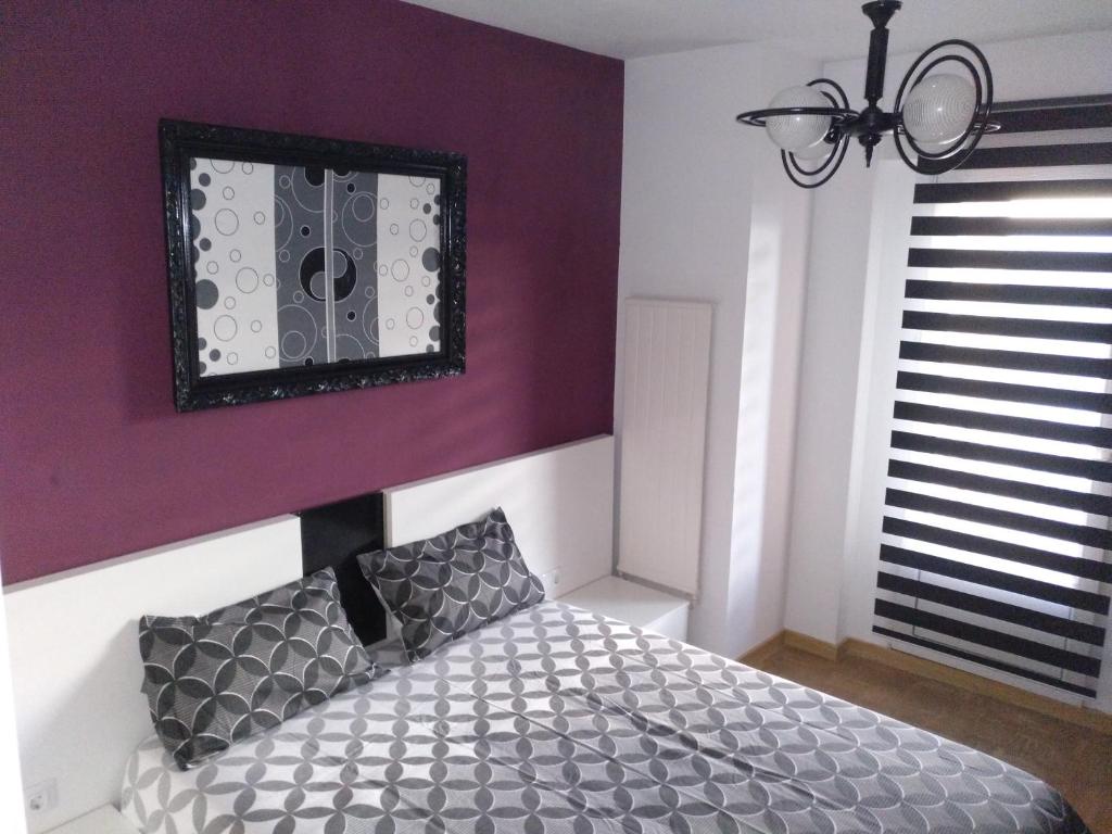 um quarto com uma cama e um espelho na parede em Apartamento céntrico em Vitoria-Gasteiz