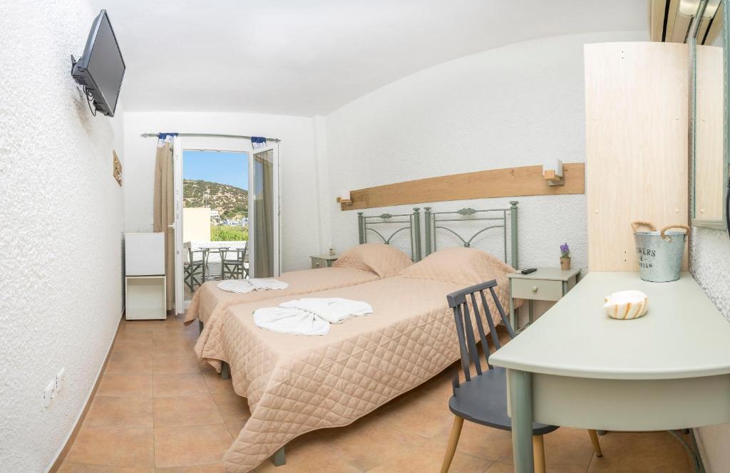 Postel nebo postele na pokoji v ubytování Syros INN