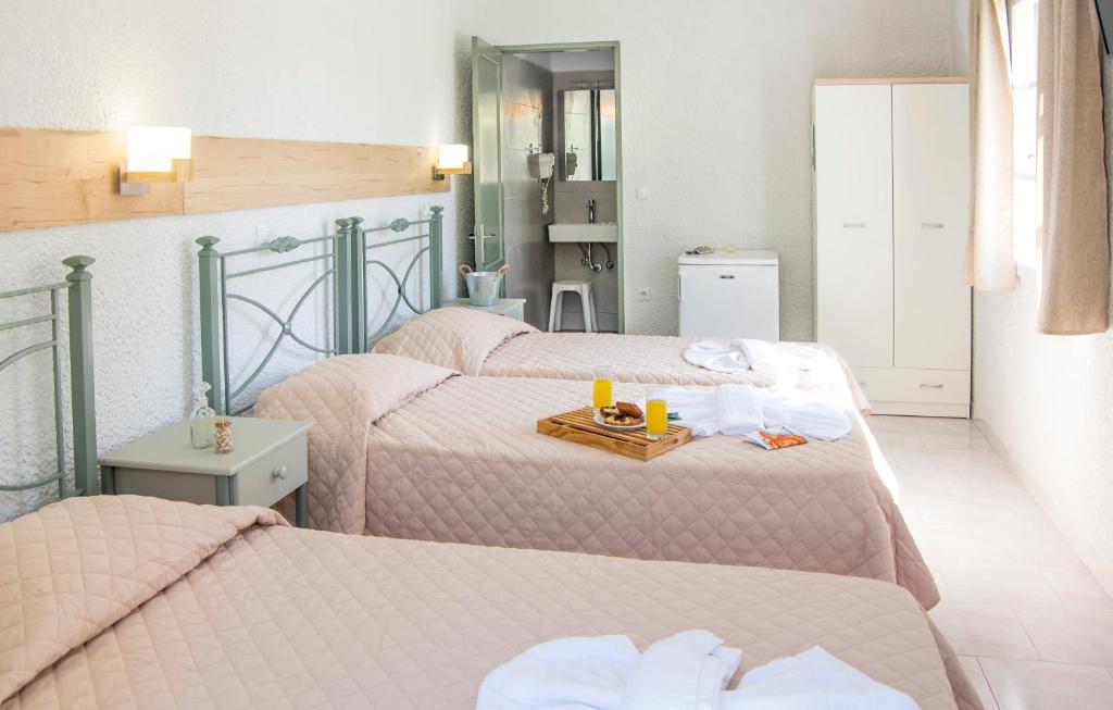 Postel nebo postele na pokoji v ubytování Syros INN