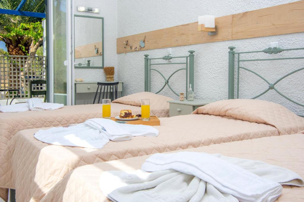 Postel nebo postele na pokoji v ubytování Syros INN