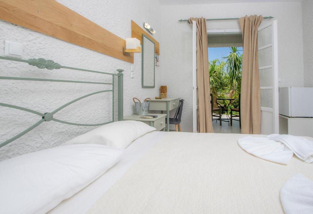 Postel nebo postele na pokoji v ubytování Syros INN
