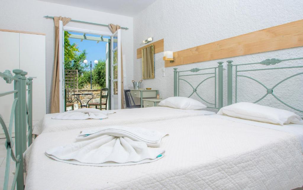Postel nebo postele na pokoji v ubytování Syros INN