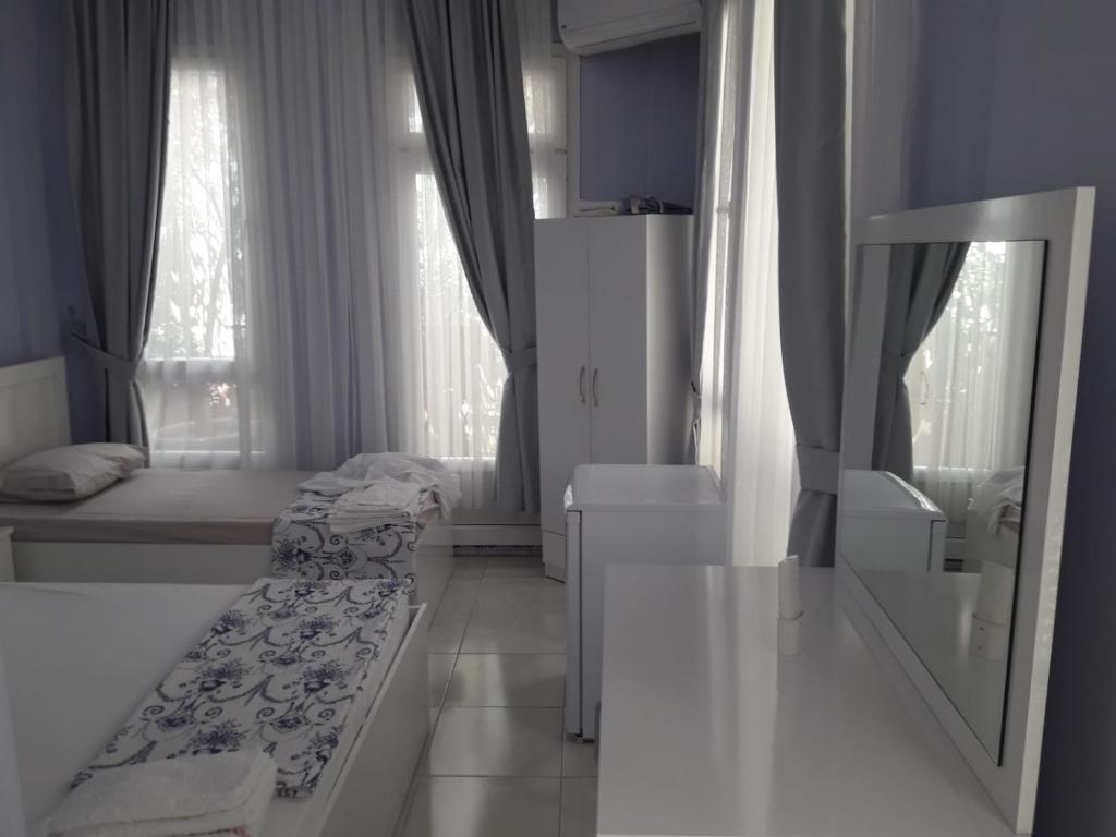 เตียงในห้องที่ Şirin pansiyon