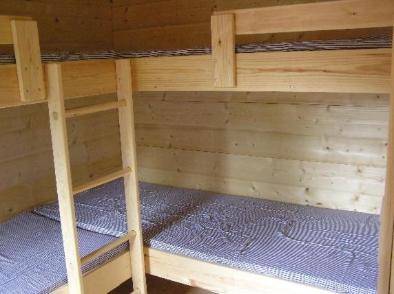 Palanda nebo palandy na pokoji v ubytování Nivå Camping & Cottages