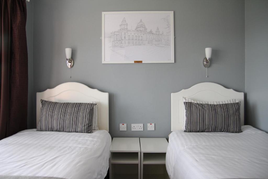 貝爾法斯特的住宿－格林蒙特旅館，卧室内两张并排的床