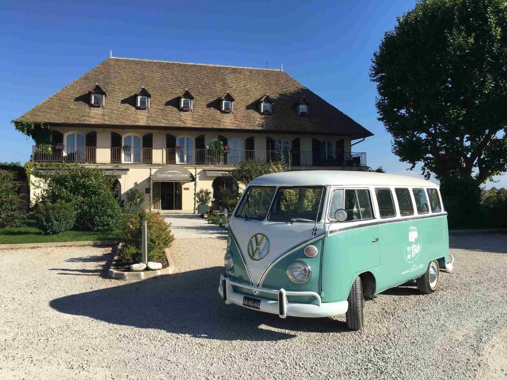 una furgoneta verde y blanca estacionada frente a una casa en Ermitage De Corton - Les Collectionneurs, en Chorey-lès-Beaune