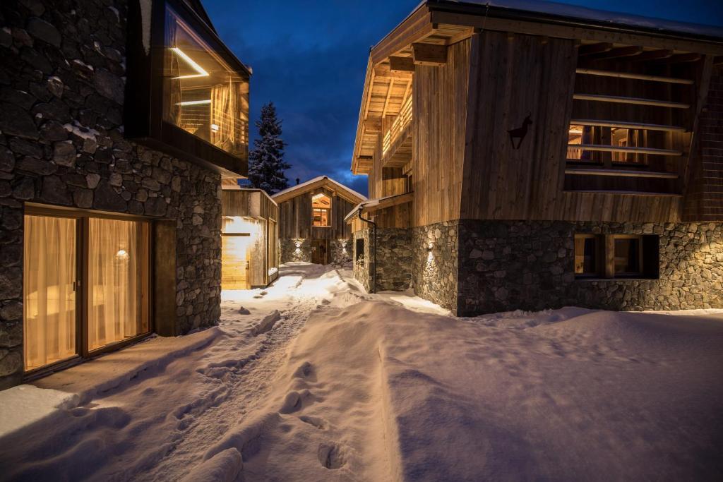 a snow covered street in a ski resort at Stadl Lofts Plattenalm - Premiumchalets - Zillertal - Tirol - Salzburg in Krimml