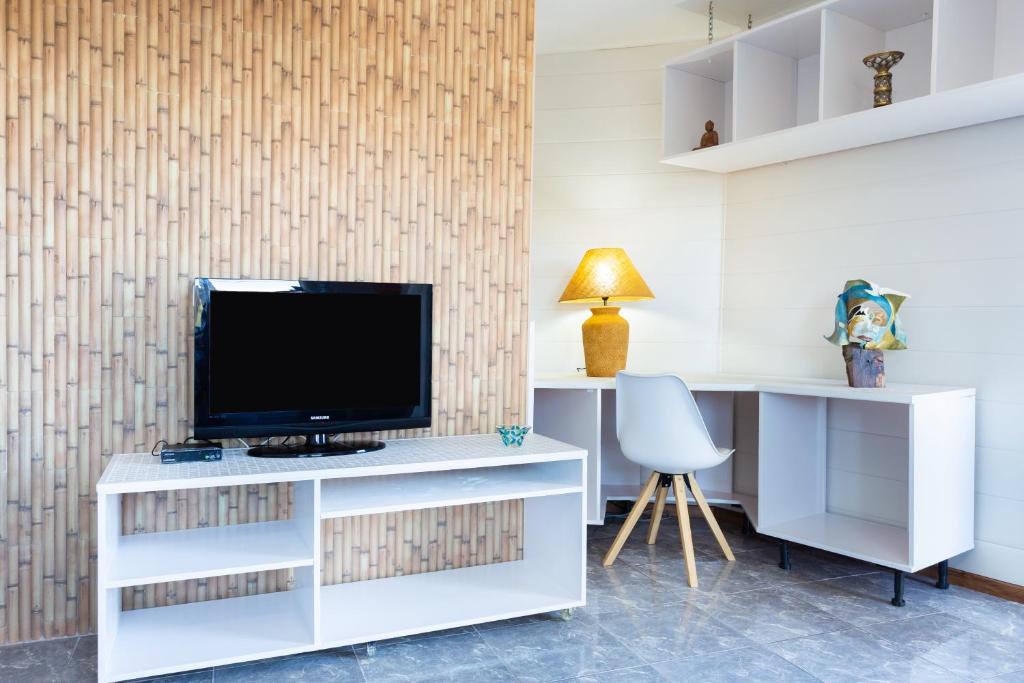 Televízia a/alebo spoločenská miestnosť v ubytovaní Finca La Gaviota - Maxi